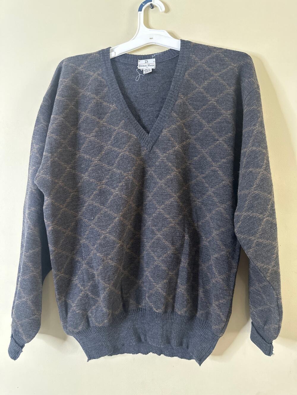 Neiman Marcus men's V-neck sweater M 9